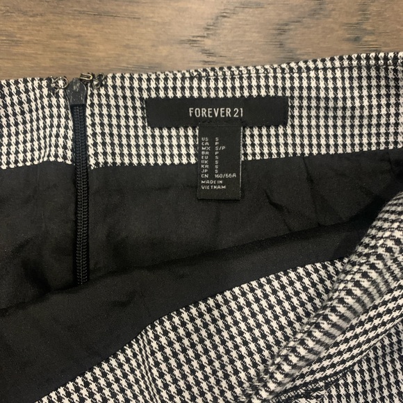 FOREVER 21 Black & White Houndstooth Pattern - Picture 8 of 9